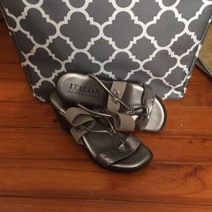 Cute lil silver wedges!!